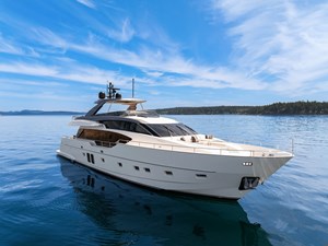 ESSENZA 63 Starboard Bow Profile