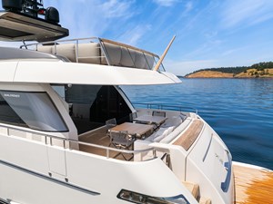 ESSENZA 68 Port Stern Profile
