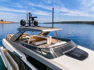 ESSENZA 75 Flybridge Aerial