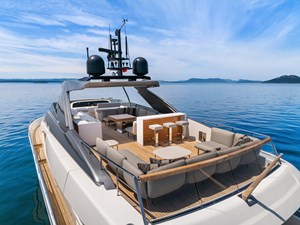 ESSENZA 76 Flybridge Aerial
