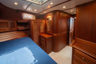 DREADNOUGHT 29 Owner Stateroom Closets
