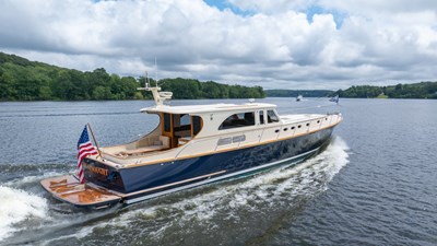 DREADNOUGHT 34 Underway Aft