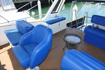 LOVE U 2 57 Flybridge Helm seat