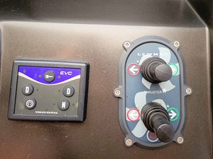 YOUNG GIRL 7 Bow and Stern Thruster Controls