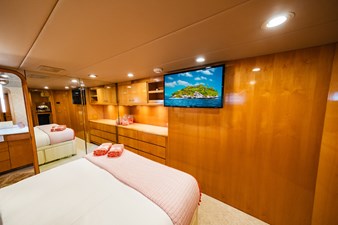 LONE STAR 29 Stbd Aft Queen