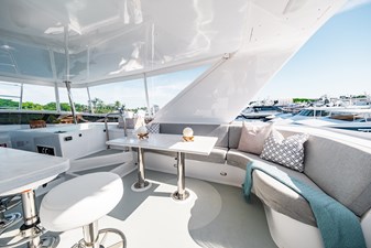 LONE STAR 84 Flybridge Dining