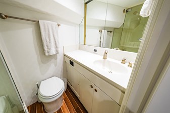 GRACE 36 Forward Cabin Head  