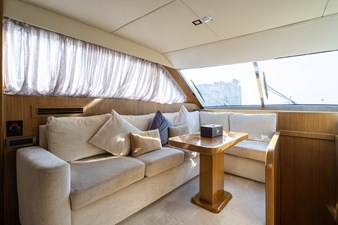 SG 27 Helm station lounge