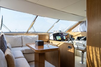 SG 28 Helm station lounge