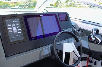 AVIARA AV40 OB 11 HELM / NAVIGATION