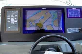 AVIARA AV40 OB 12 HELM / NAVIGATION