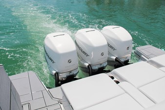 AVIARA AV40 OB 40 3 X 400HP MERCURY ENGINE