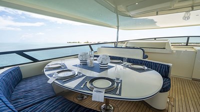 TRUE NORTH 22 Flybridge Dining