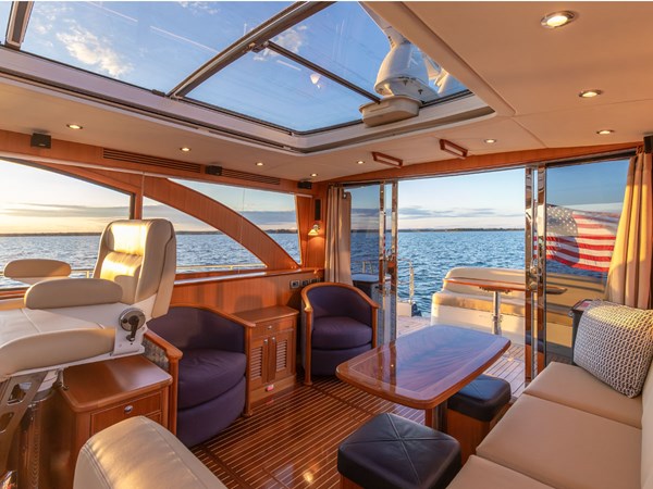 Salon Aft to Starboard