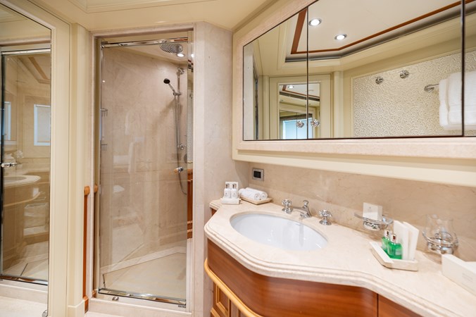 Starboard Forward Guest Ensuite