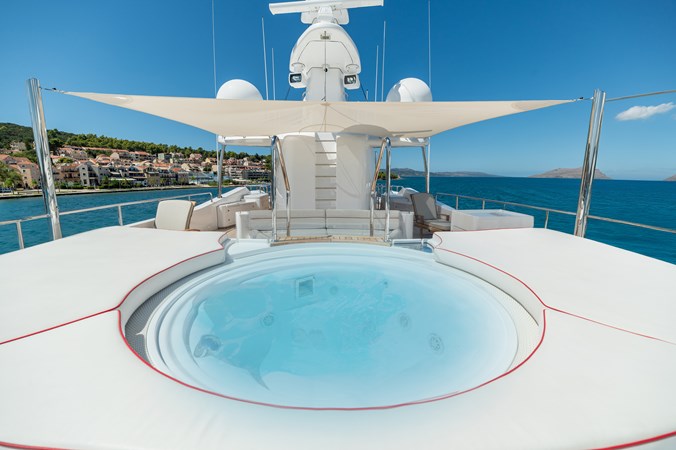 Forward Sundeck Jacuzzi