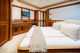 EMOTION 2 32 Starboard Forward Guest Suite