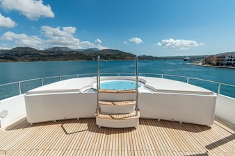 EMOTION 2 52 Forward Sundeck Jacuzzi
