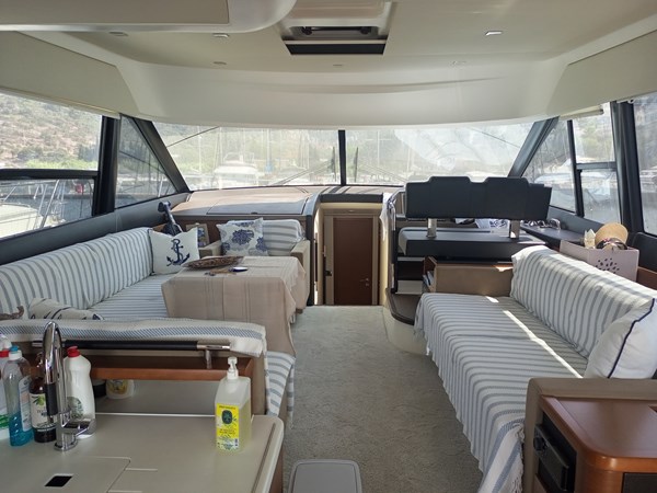 Prestige 550 Saloon 2