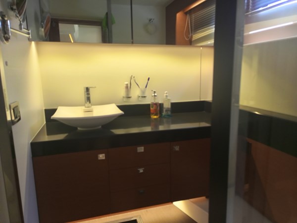 Prestige 550 Main Cabin's Head