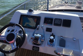 LNT 6 Prestige 550 Flybridge Cocpit