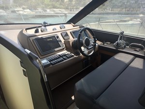 LNT 9 Prestige 550 Cocpit