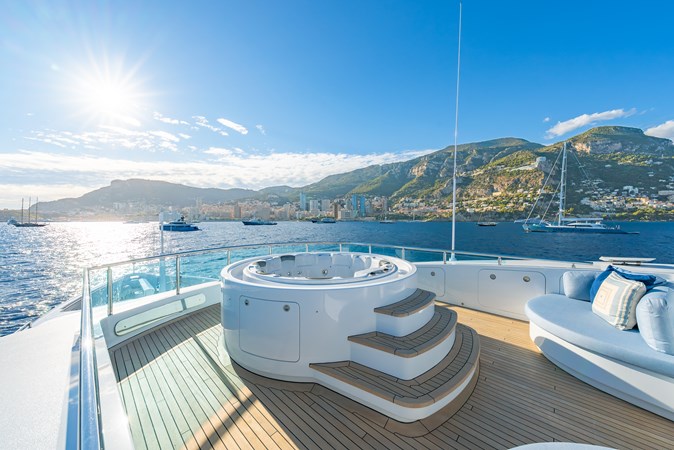 Sundeck Jacuzzi with Seating