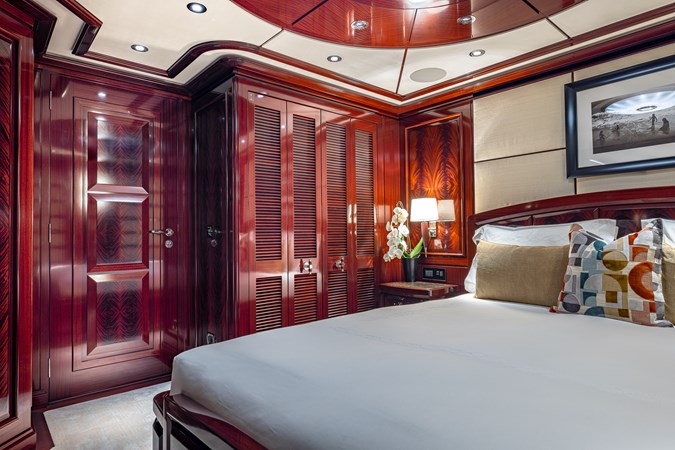 Guest Stateroom Starboard Forward (European King Bed) 