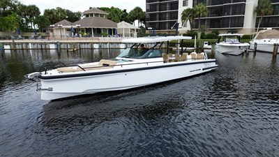 TT/GRACE 36 Port quarter
