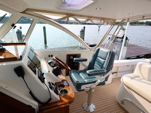 BONHEUR 9 Helm Looking Outboard 