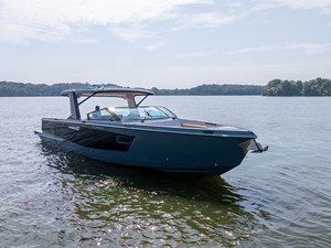 UNPLUGGED 3 Stbd bow profile