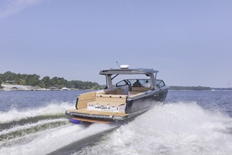 UNPLUGGED 5 Stbd quarter profile