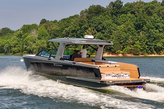 UNPLUGGED 6 Port quarter profile