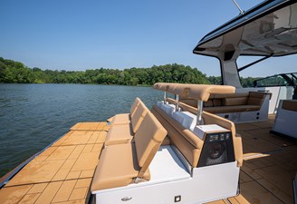 UNPLUGGED 16 Transom loungers and stools