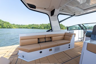 UNPLUGGED 20 Port cockpit