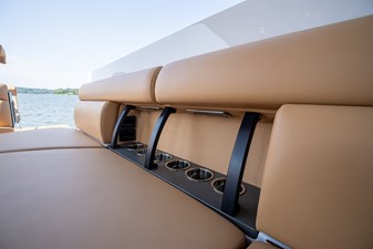 UNPLUGGED 44 Stbd cockpit cup holders