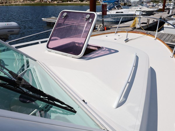 SIDEKICK, 2007 Hunt Yachts Surfhunter 29: Cabin Trunk Handrails