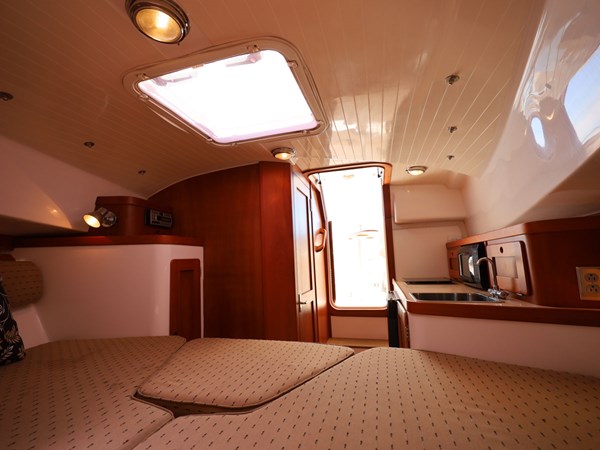 SIDEKICK, 2007 Hunt Yachts Surfhunter 29: Interior Looking Aft