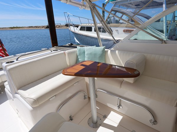 SIDEKICK, 2007 Hunt Yachts Surfhunter 29: L-Settee and Table