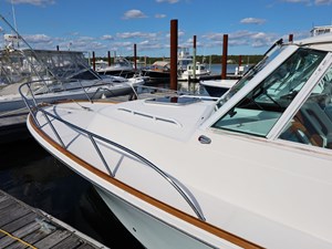 SIDEKICK 2 SIDEKICK, 2007 Hunt Yachts Surfhunter 29: Low Profile Bow Rail