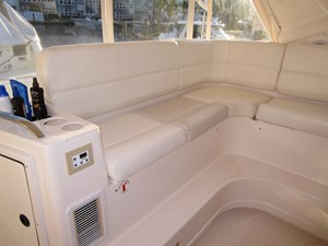 ENDLESS SUMMER 32 Seating helm deck to port