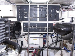 ENDLESS SUMMER 52 Engine room forward