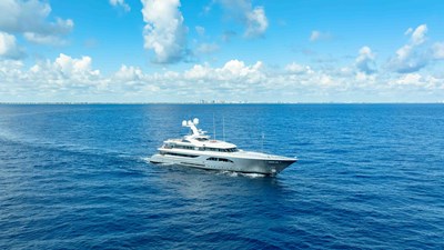 SUPERYACHT W 84 Running Shot