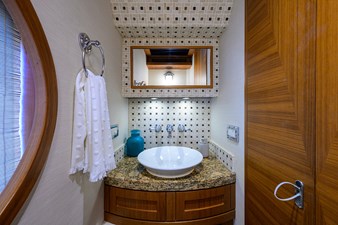 ST. TROPEZ  39 68_cheoy_lee_st_tropez_day_head_03