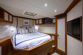 ST. TROPEZ  64 68_cheoy_lee_st_tropez_forward_stateroom_03