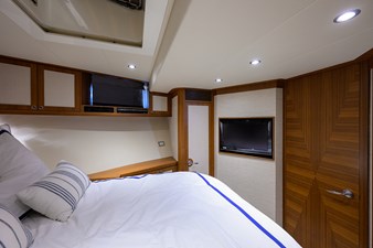 ST. TROPEZ  65 68_cheoy_lee_st_tropez_forward_stateroom_04