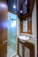 ST. TROPEZ  66 68_cheoy_lee_st_tropez_forward_stateroom_head_01