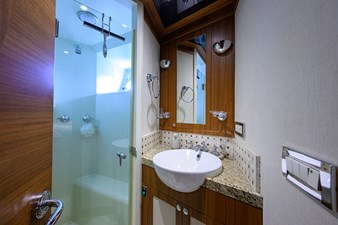 ST. TROPEZ  67 68_cheoy_lee_st_tropez_forward_stateroom_head_02