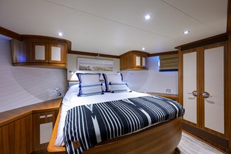 ST. TROPEZ  69 68_cheoy_lee_st_tropez_aft_stateroom_02
