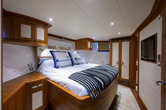 ST. TROPEZ  70 68_cheoy_lee_st_tropez_aft_stateroom_03